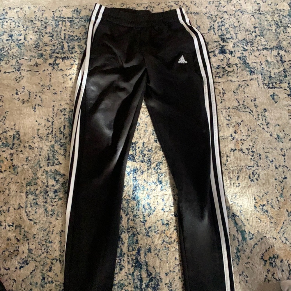 Adidas loose pants with pockets and an elastic waist band.